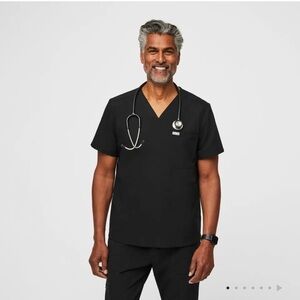 FIGS Men’s Black Chisec 3 pocket Scrub Top Size Medium